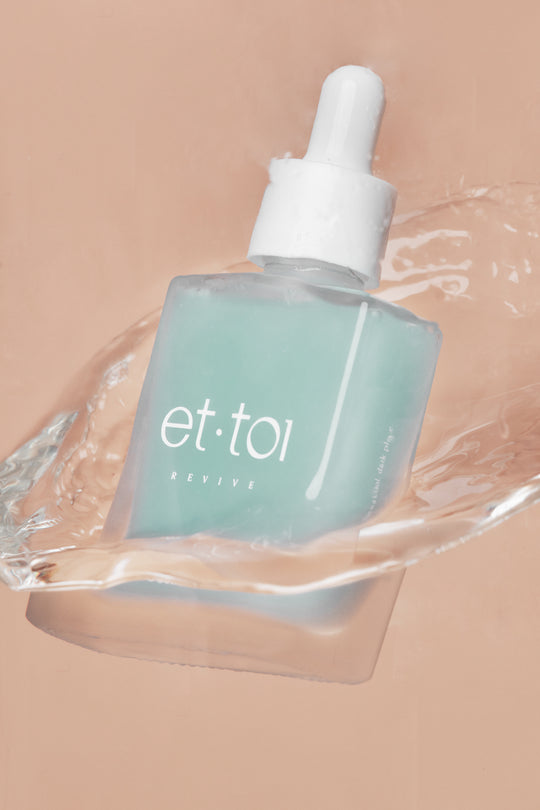 Ultra-hydrating serum to soothe dry skin spots, with malachite extract for anti-ageing benefits. Et Toi Skincare product photography using creative water shot. Photographed by Haley Renee.